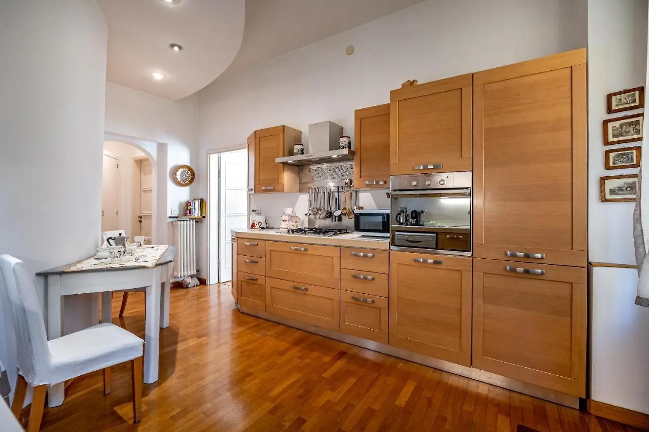 Yid Leopolda Apt Few Minutes From Central Station Florence Italy