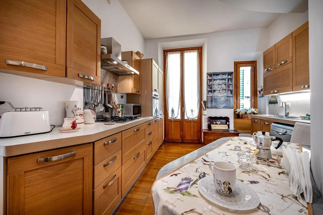 Yid Leopolda Apt Few Minutes From Central Station Florence Apartment
