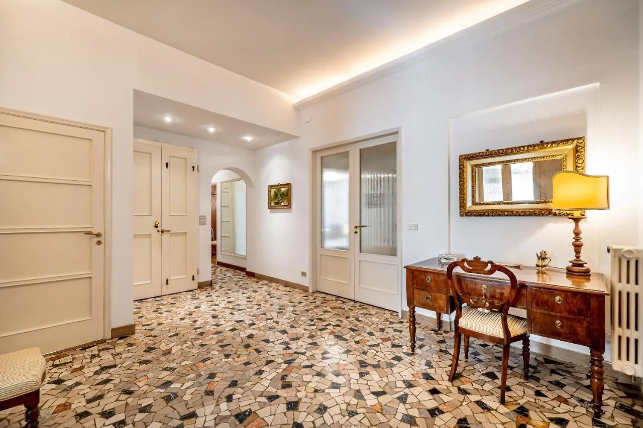 Yid Leopolda Apt Few Minutes From Central Station Florence Apartment