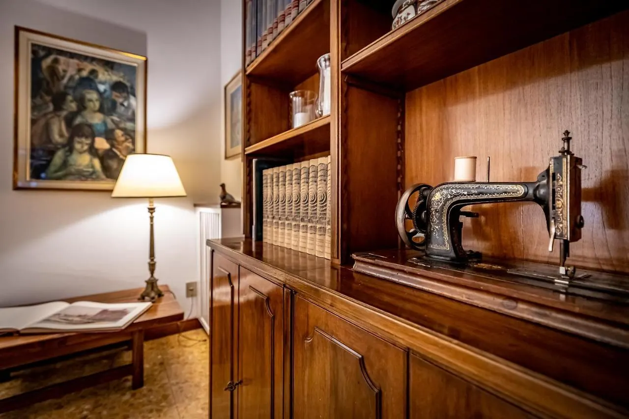 Yid Leopolda Apt Few Minutes From Central Station Florence 0*,