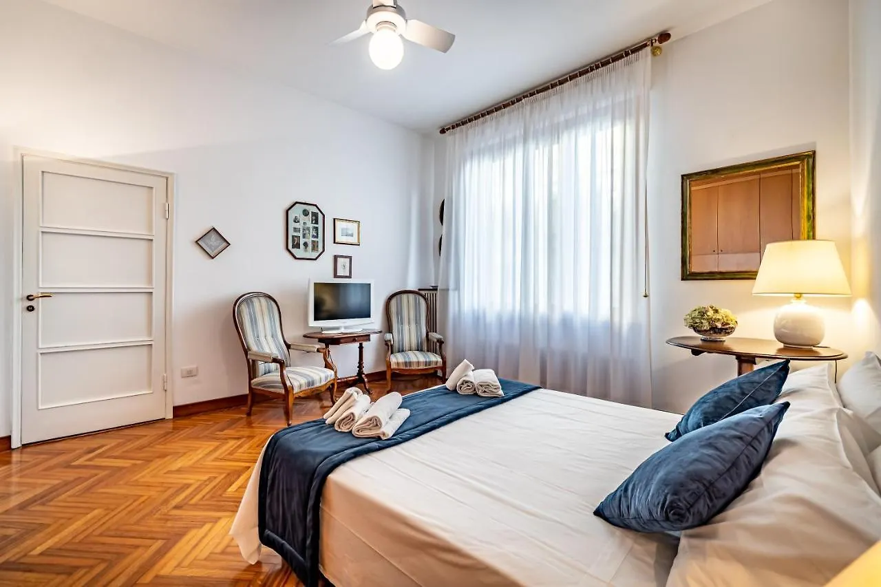 Yid Leopolda Apt Few Minutes From Central Station Florence 0*,