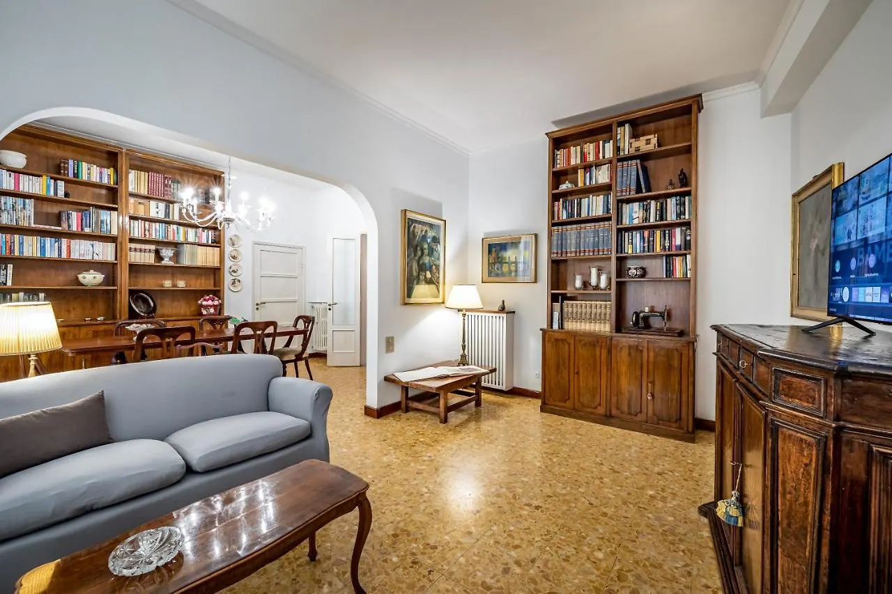 Yid Leopolda Apt Few Minutes From Central Station Florence